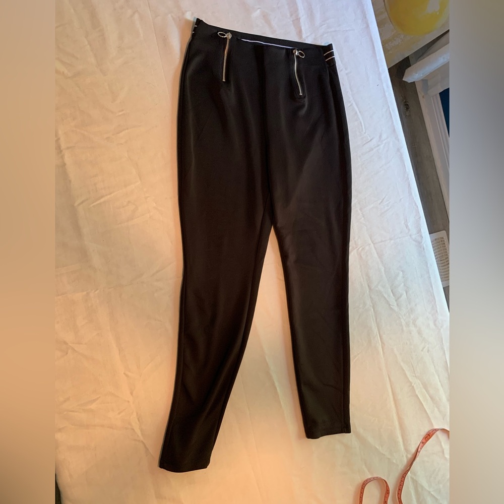 Ardene Women's Black Capris with Zipper Detail